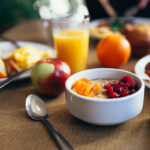 Desayuno saludable con frutas y avena