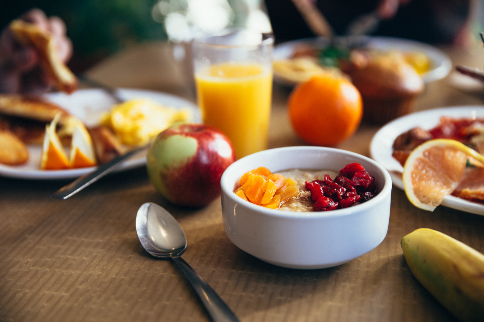 Desayuno saludable con frutas y avena